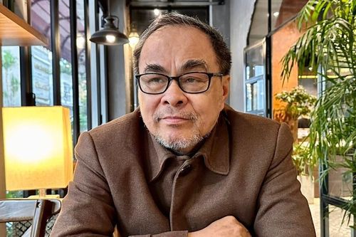 Cựu hiệu trưởng viết tiểu thuyết về học trò: 'Thước gỗ lim đã hết thời'
