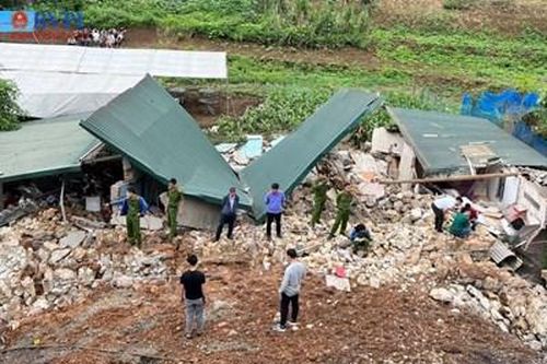 Kiểm sát khám nghiệm hiện trường vụ sạt lở kè chắn đất làm 3 mẹ con tử vong