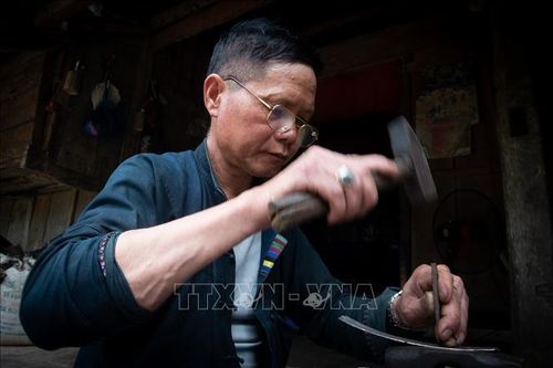 Độc đáo nghề chạm bạc của người Nùng ở Hà Giang