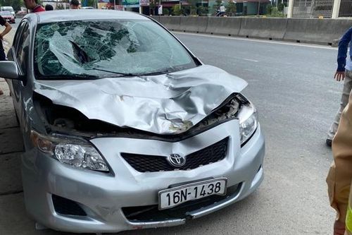 Ô tô mất lái gây tai nạn khiến hai người đi bộ tử vong