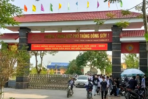 Hội đồng nhà trường sẽ có phương án xử lý với học sinh chém bạn trong lớp học