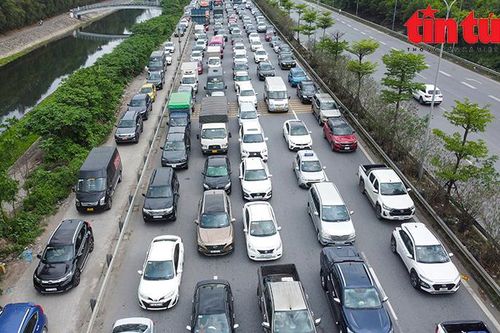 Trở về Thủ đô sớm, người dân vẫn không thoát ùn tắc