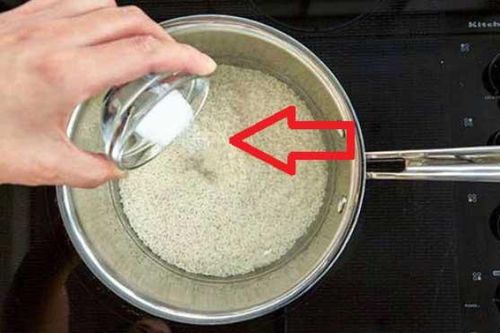 Bỏ thêm thứ này vào nồi nấu cơm, hạt nào cũng căng mọng, dẻo thơm hơn hẳn