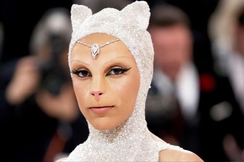 Doja Cat tại Met Gala 2023: Hóa thành miêu nữ với 350.000 hạt cườm, lần đầu dự hội mà quá chặt chém!