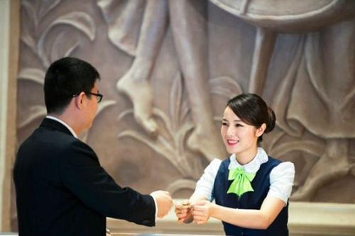 Vì sao phải bật đèn nhà vệ sinh khi ngủ trong khách sạn?