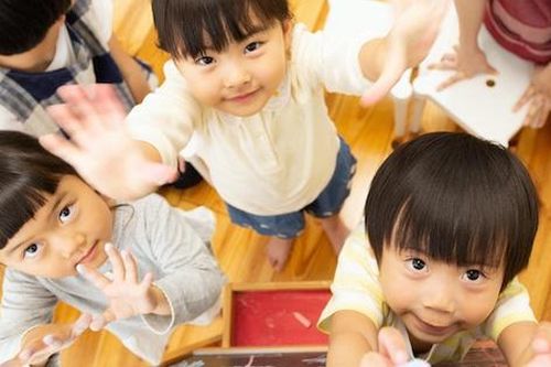Nhiều bố mẹ đau đầu chuyện tìm trường mầm non khi con mới 1 tuổi