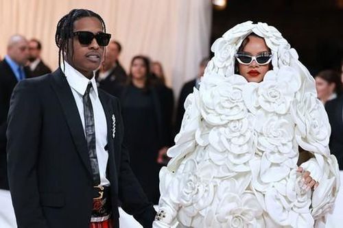 Rihanna đi muộn hơn 2 tiếng vẫn trở thành 'trùm cuối' thảm đỏ Met Gala