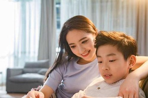 Người mẹ bị chê trách vì quan tâm con không đúng cách