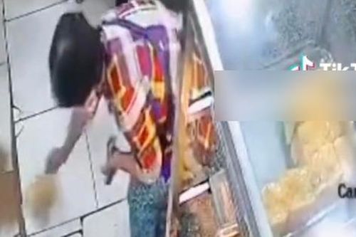 Chủ tiệm nói gì khi nhân viên đưa một tay, 'ném' hàng xuống đất?