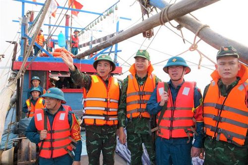 Chiến sĩ sao vuông 'vượt nắng, thắng mưa'