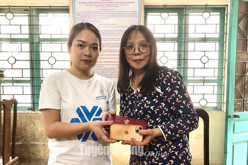 Cô giáo nhặt được của rơi trả người đánh mất