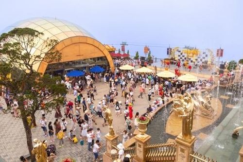 Hàng ngàn du khách đến vui chơi tại Công viên Châu Á và Bà Nà Hills tại Đà Nẵng