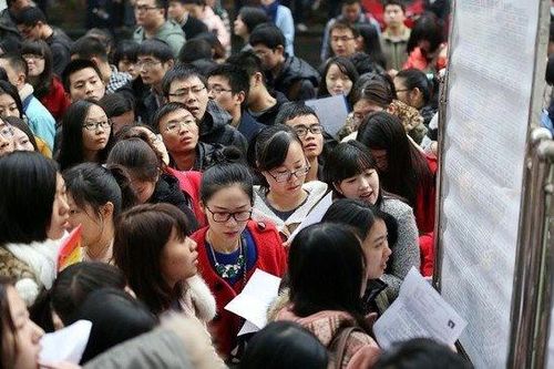 Thanh niên Trung Quốc: Ở lại thành phố thất nghiệp hay về quê tìm việc?
