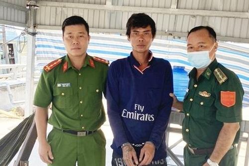 Bắt đối tượng truy nã trốn trên tàu đánh cá