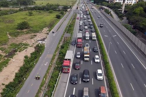 Người dân dính tắc đường ở cửa ngõ dù trở về Hà Nội sớm