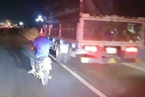 Người đàn ông chạy xe máy 'mù' lạc vào cao tốc, được xe cứu thương 'hộ tống' ra ngoài