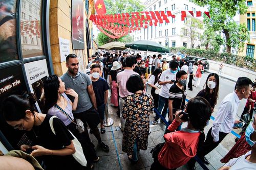 Đông nghịt người tham quan nhà tù Hỏa Lò dịp nghỉ lễ