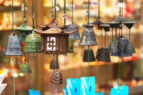 Tại sao không treo chuông gió ở đầu giường?