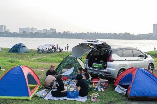 Người Hà Nội lái ô tô đổ ra ngoại thành cắm trại, nướng thịt đông nghịt