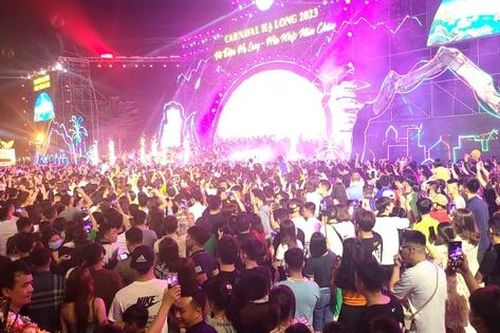 Biển người chen chân theo dõi khai mạc Lễ hội Carnaval Hạ Long 2023