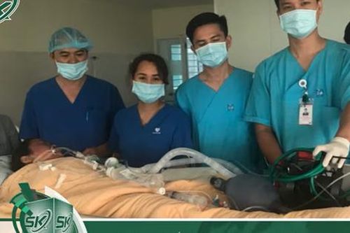 Cô gái bị cây đè viết lời cảm ơn bác sĩ trên giường bệnh
