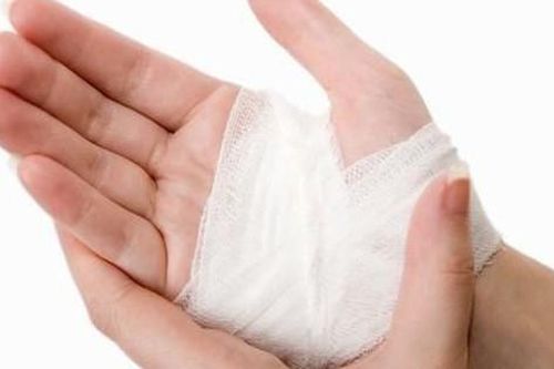 Bong gân cổ tay cần xử trí đúng