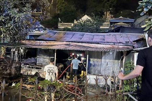 Quảng Ninh: Cháy quán cafe lan sang ô tô nhà kế bên