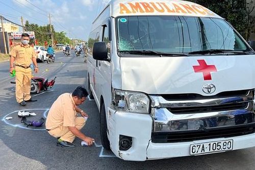 An Giang: Xe chuyển bệnh từ thiện và xe máy tông nhau, 1 người tử vong