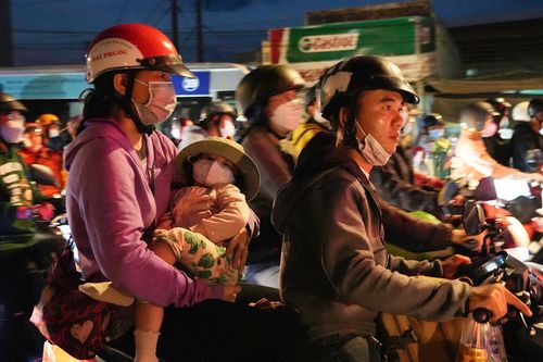Dòng người miền Tây chen chúc trở lại TP.HCM trong đêm