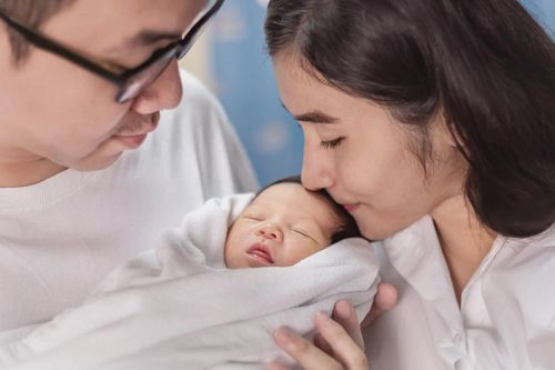 Người chồng Trung Quốc đỡ đẻ cho vợ nhờ một cuộc điện thoại
