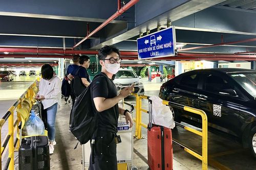 Người dân than khó khi đón xe công nghệ ở Tân Sơn Nhất