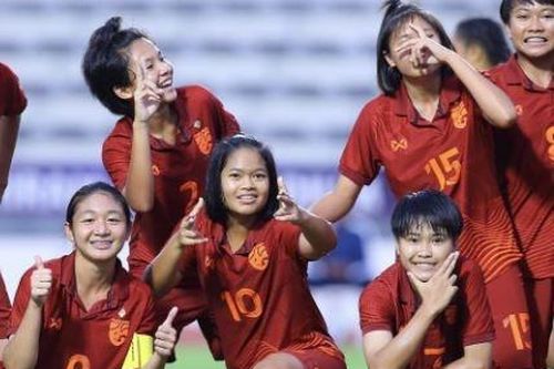 Thủ môn mắc lỗi hài hước trong trận thắng của tuyển nữ Thái Lan