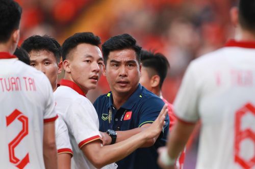 Việt Thắng chạy vào sân ngăn U22 Việt Nam xô xát