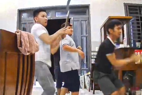 Cảnh chém nhau do mâu thuẫn trong lúc nhậu