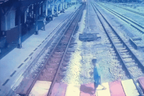 Băng qua đường ray khi tàu lao tới, người phụ nữ suýt gặp nguy hiểm