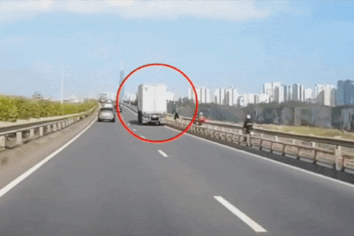 Xe container lao vào làn xe máy khiến 3 người bị thương ở TP.HCM