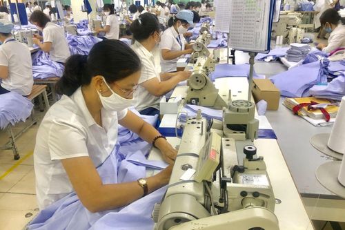 Doanh nghiệp dệt may tìm cách thích ứng với khó khăn