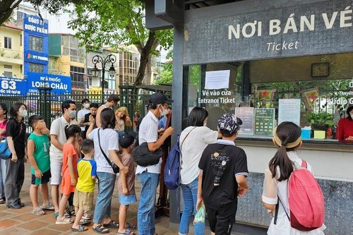 Du khách tới Văn Miếu - Quốc Tử Giám tăng mạnh trong dịp lễ