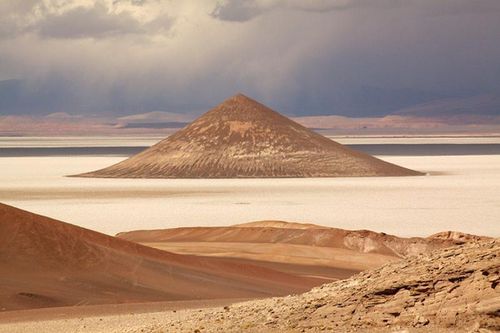 Bí ẩn núi lửa bị nghi là bến đỗ 'ưa thích' của UFO