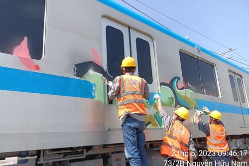 Sẽ điều tra vụ tàu metro bị xịt sơn, vẽ bậy