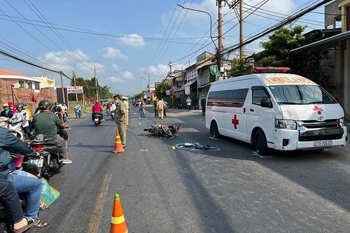 Xe chuyển bệnh nhân va chạm xe máy khiến một thanh niên tử vong