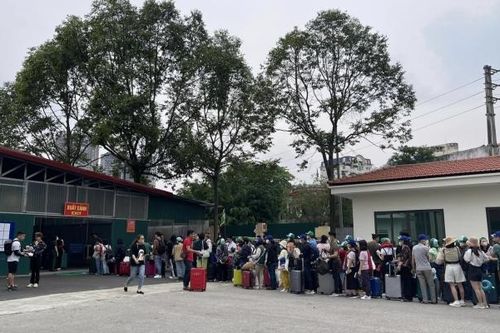 Lào Cai: Du khách đua nhau sang thăm thị trấn Hà Khẩu