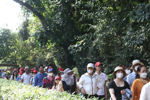 Dịp nghỉ lễ, hàng vạn du khách hướng về quê Bác