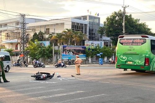 Kon Tum: Xe khách va chạm xe máy cùng chiều, 1 người tử vong
