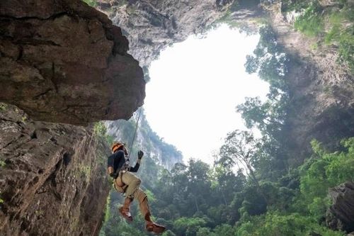 Khám phá hố sụt Kong sâu nhất và đẹp nhất Việt Nam