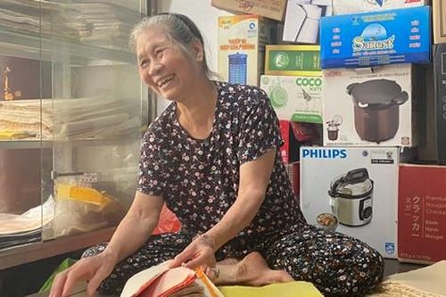 Gặp người bán giấy dó duy nhất tại ngôi nhà 130 tuổi giữa phố cổ Hà Nội