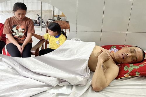 Ba đứa trẻ mồ côi mẹ khẩn cầu phép màu đến với bố