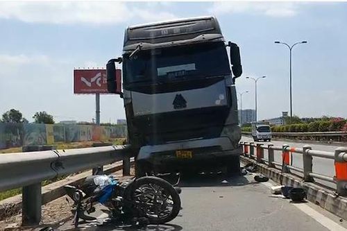 Container tông xe máy trên cao tốc Long Thành - Dầu Giây, 2 người nguy kịch