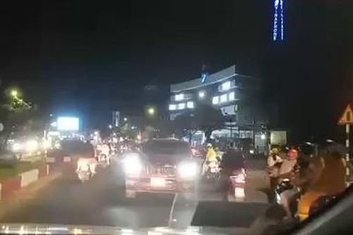Tài xế xe sang đi ngược chiều ở Đồng Nai khiến ai cũng hoảng sợ