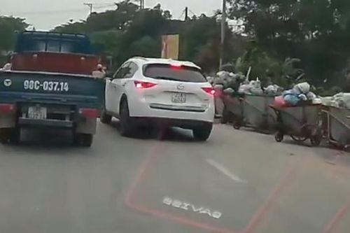 Mazda CX-5 hư hỏng vì vượt khe hẹp giữa xe đẩy rác và xe tải ở Tuyên Quang